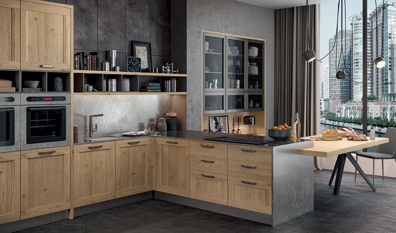 Una cucina con mobili in legno ed elettrodomestici in acciaio inossidabile.