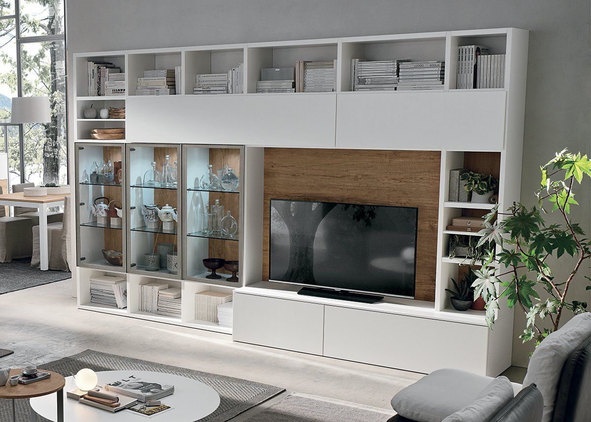 Un soggiorno arredato con mobili e TV a schermo piatto.