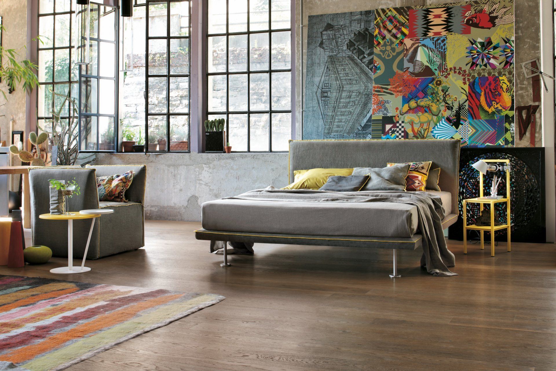 Una camera da letto con un letto grande e un dipinto sul muro