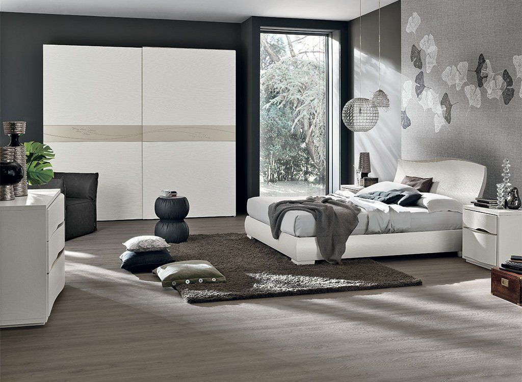 Una camera da letto con un letto grande e una grande finestra