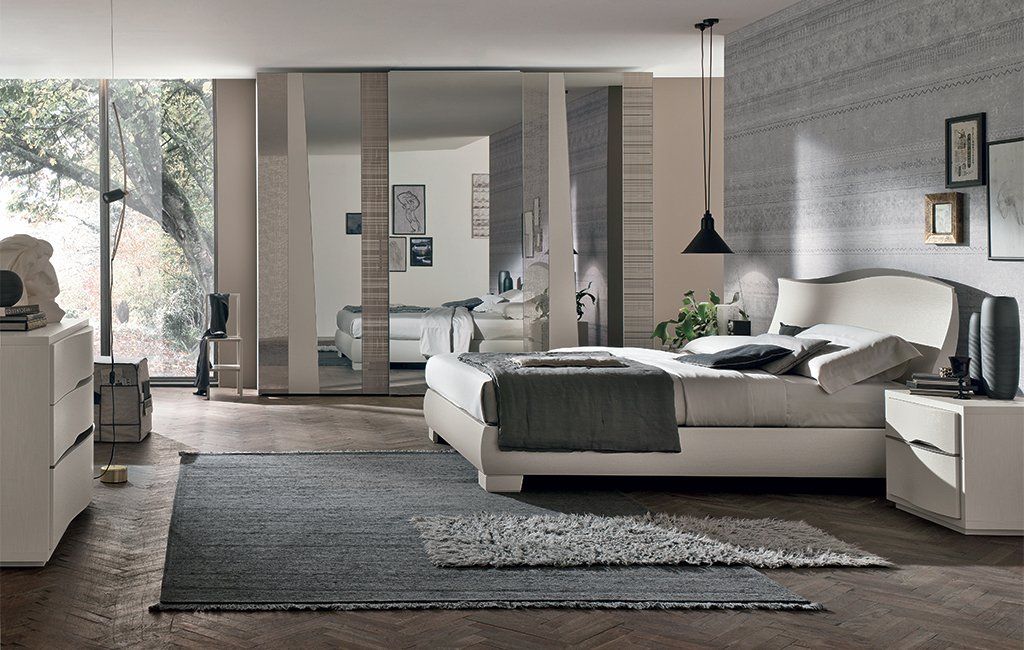 Una camera da letto con un letto grande e una grande finestra