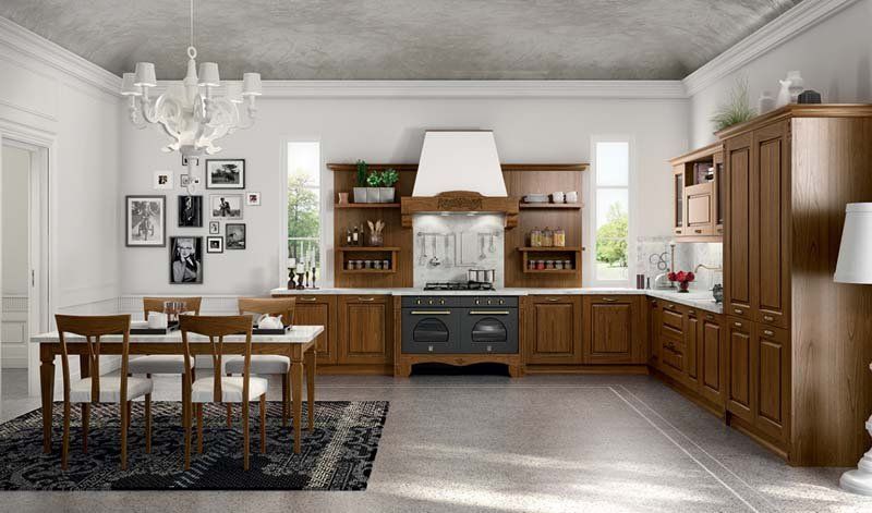 Una cucina con mobili in legno e un tavolo da pranzo