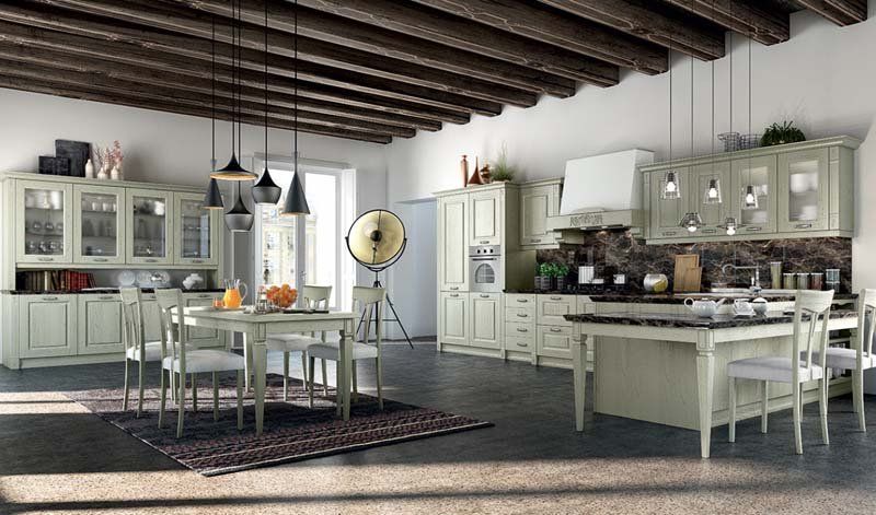 Una cucina con tavolo da pranzo e sedie e soffitto in legno.
