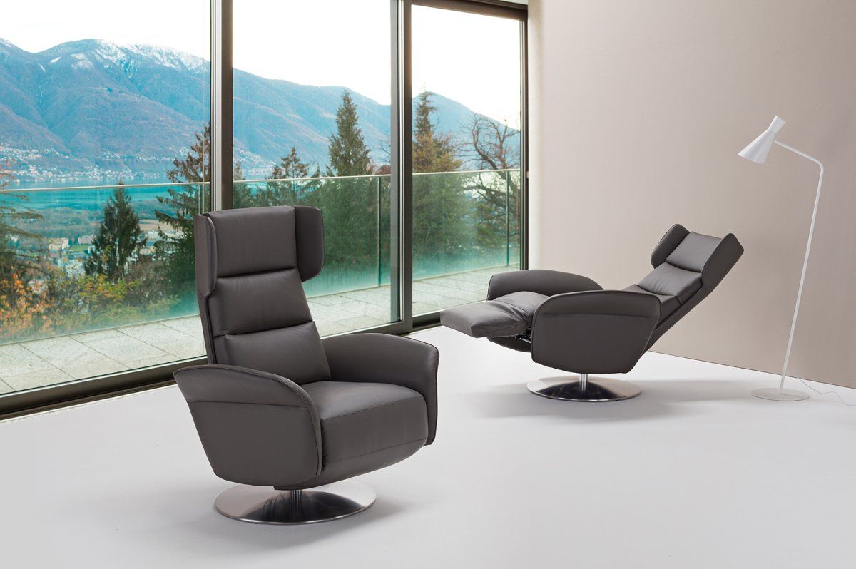 Due sedie sono posizionate una accanto all'altra in una stanza con una grande finestra.