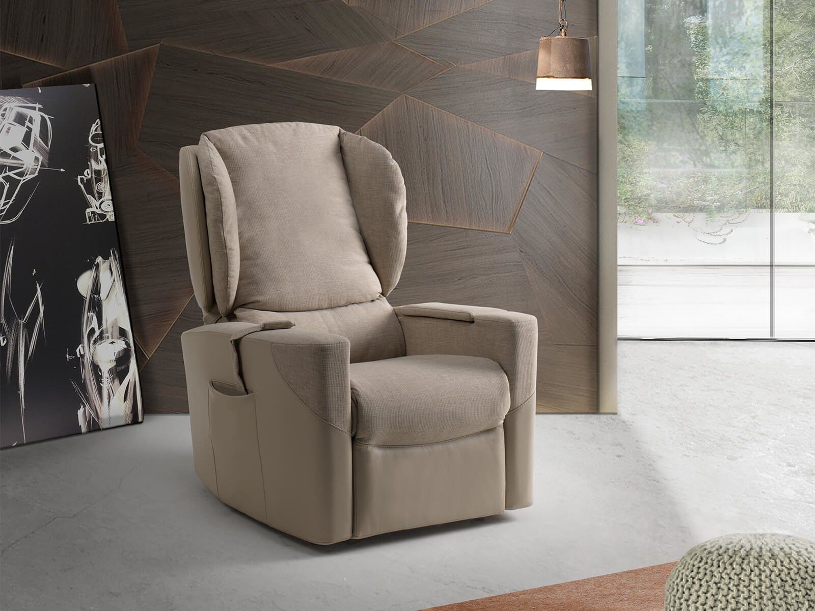 Una poltrona reclinabile beige è posizionata in un soggiorno accanto al dipinto di un cane.