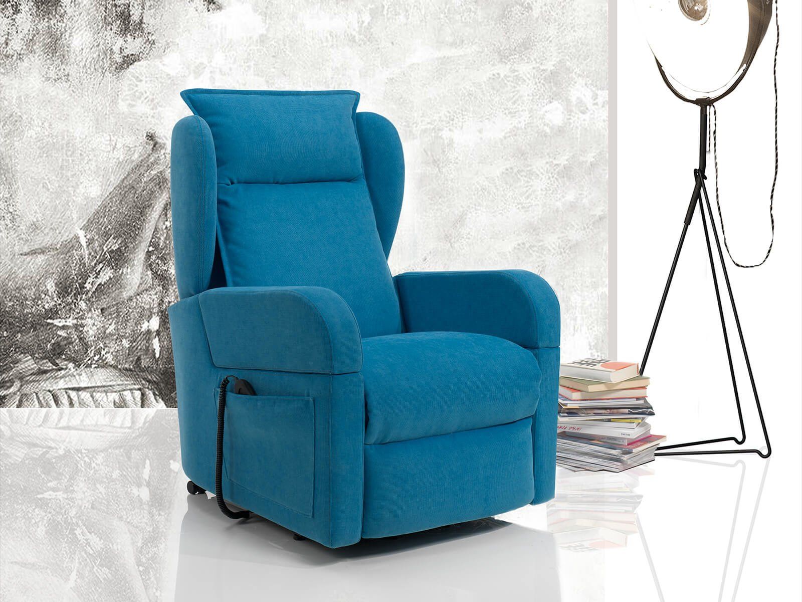 Una poltrona reclinabile blu è posizionata in un soggiorno accanto a una lampada.