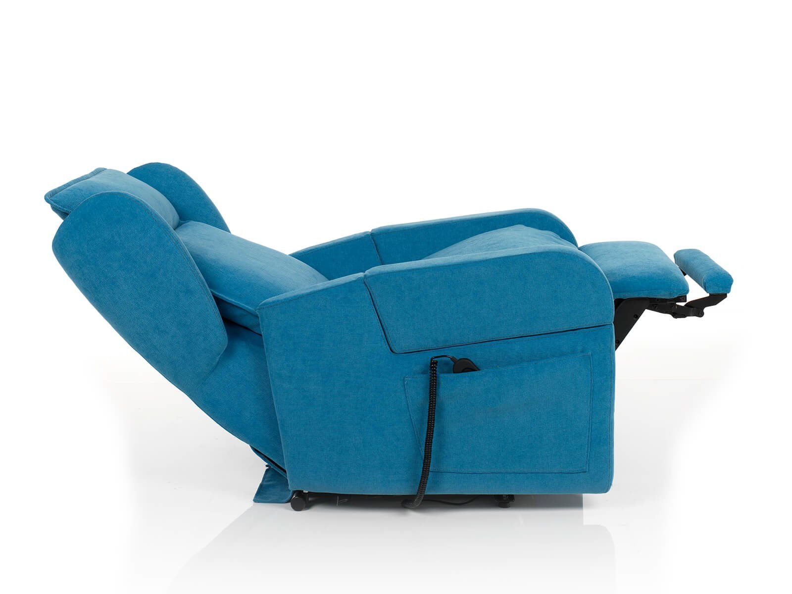 Una poltrona reclinabile blu è appoggiata su una superficie bianca.
