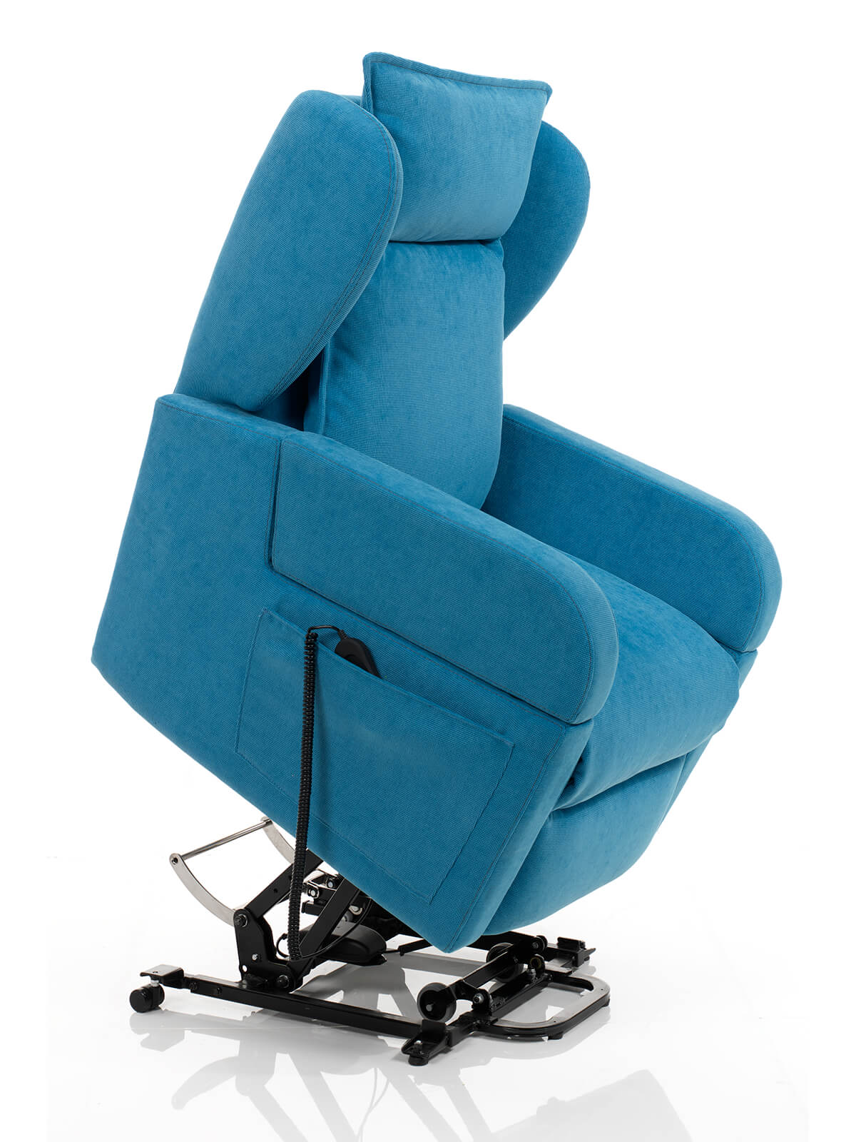 Una poltrona reclinabile blu è seduta su una superficie bianca