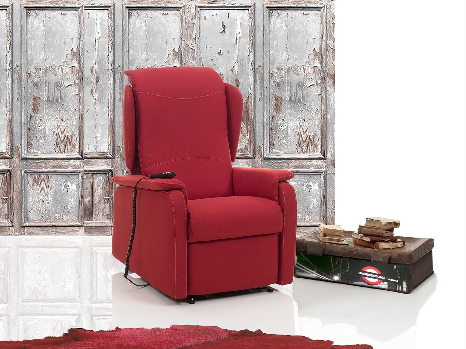 Una poltrona reclinabile rossa è posizionata davanti a un muro.