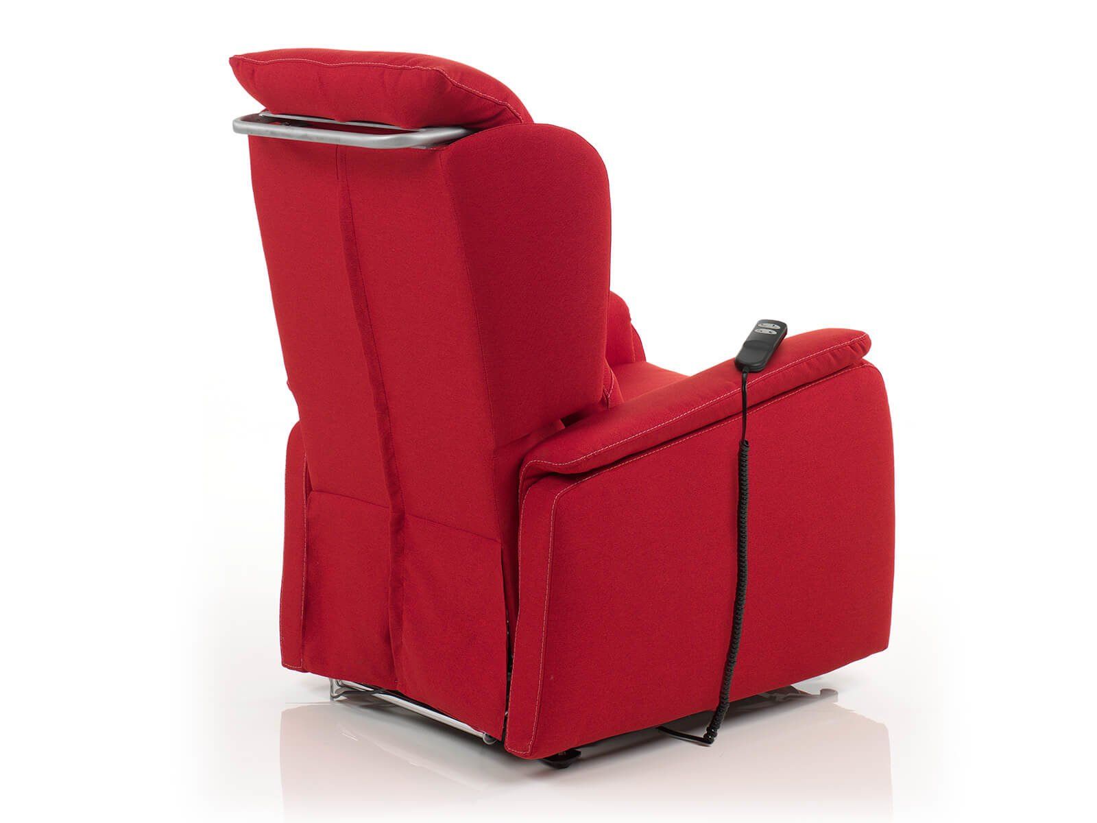 Lo schienale di una poltrona reclinabile rossa con telecomando
