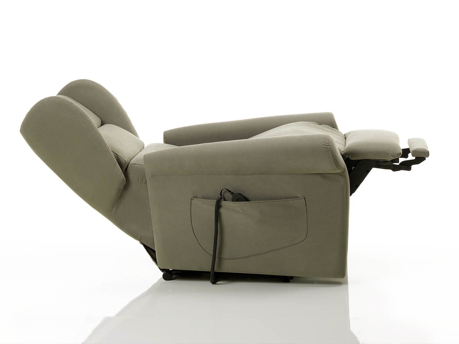 Una poltrona reclinabile beige è appoggiata su una superficie bianca.