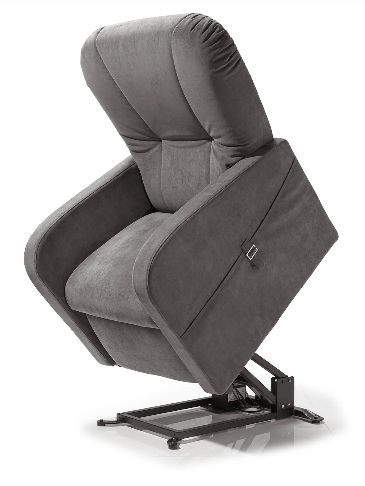 Una poltrona reclinabile grigia è capovolta su uno sfondo bianco