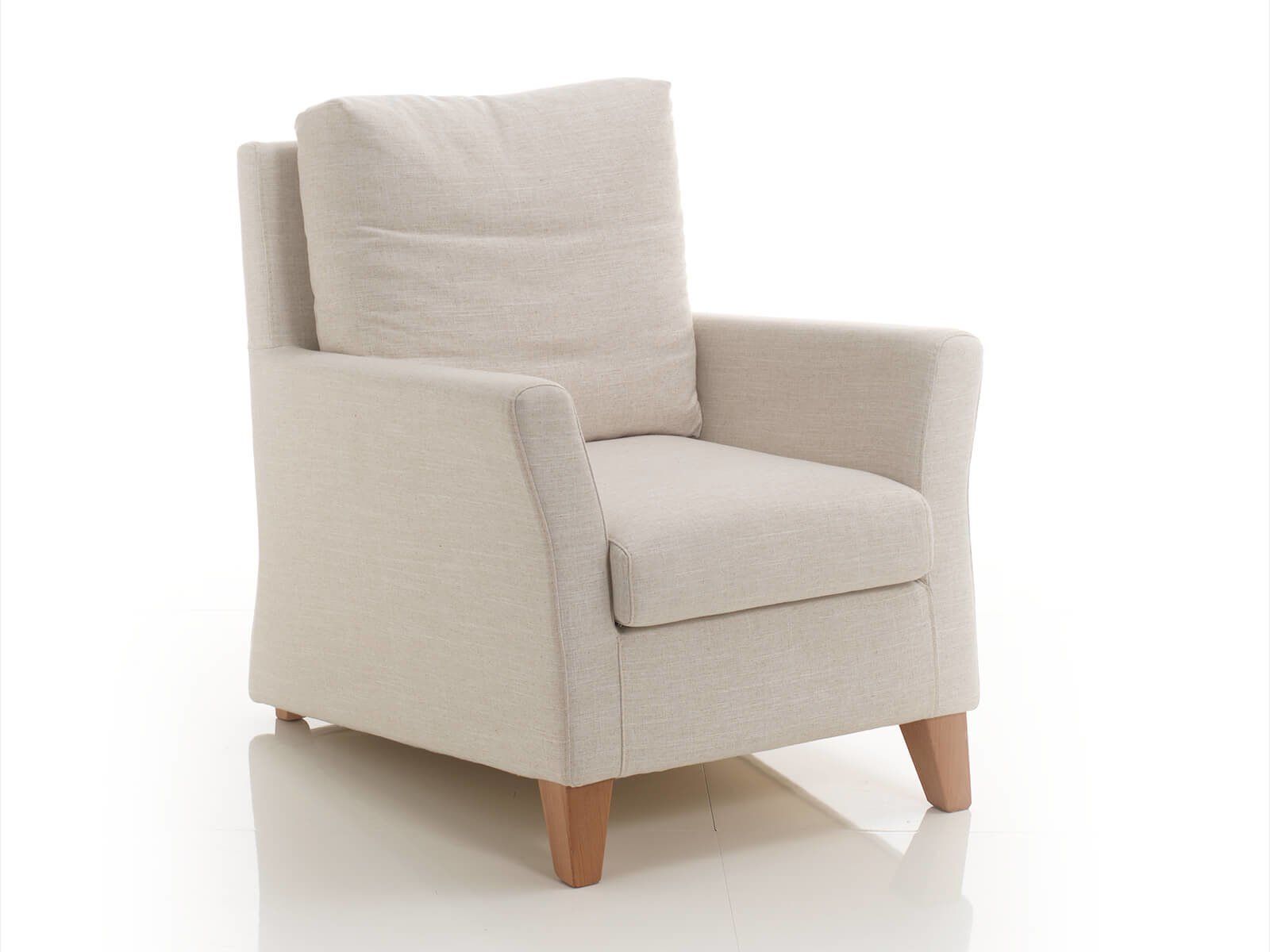 Una sedia bianca con gambe di legno è appoggiata su una superficie bianca