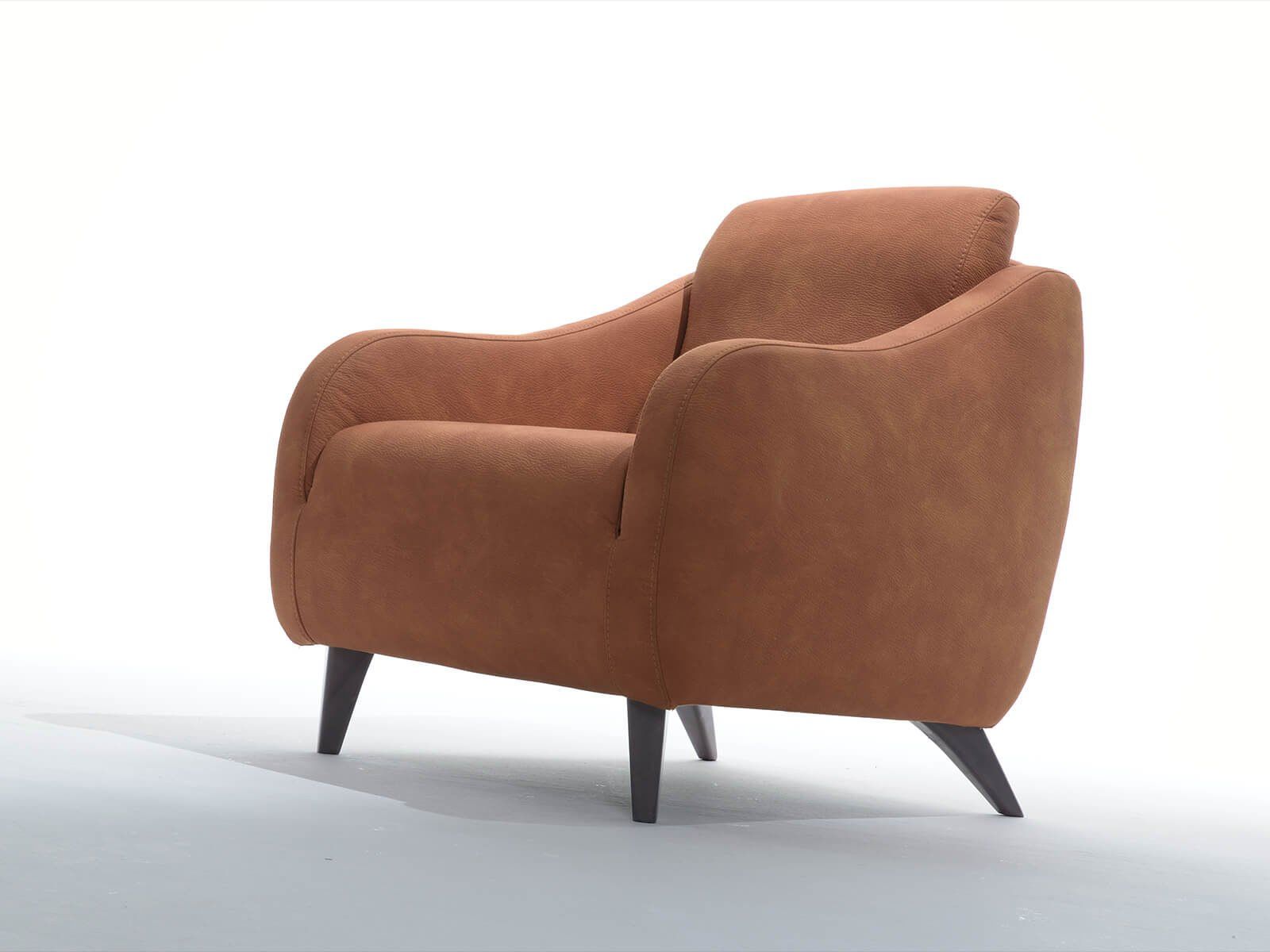 Una sedia marrone con le gambe nere è appoggiata su una superficie bianca.