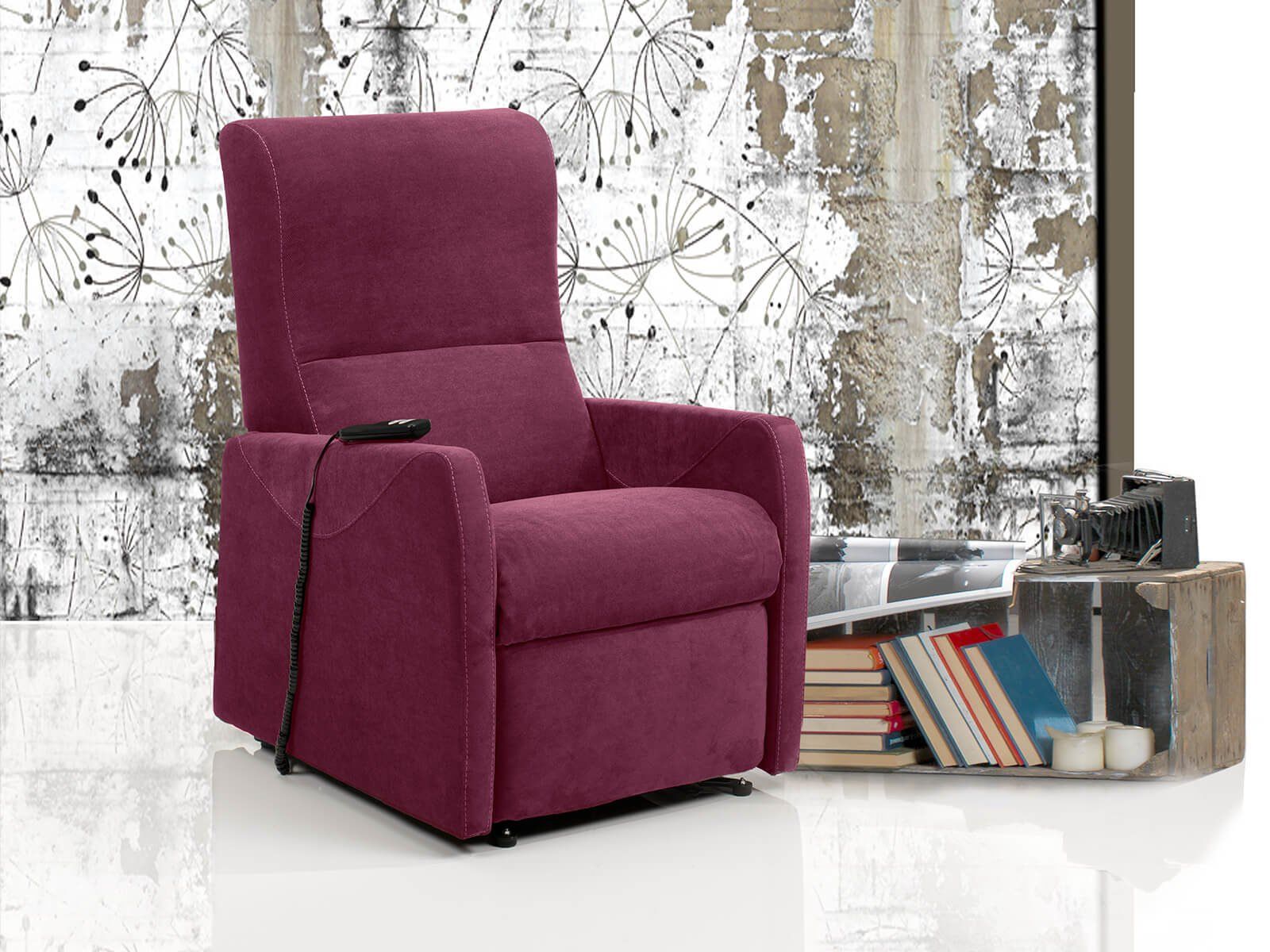 Una poltrona reclinabile viola è appoggiata accanto a una pila di libri.