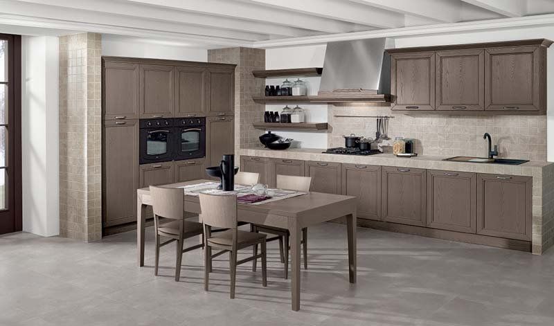 Una cucina con tavolo e sedie