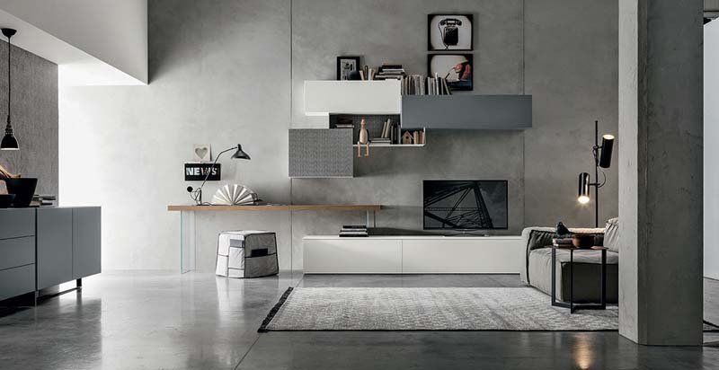 Un soggiorno con un divano e una televisione sulla parete.