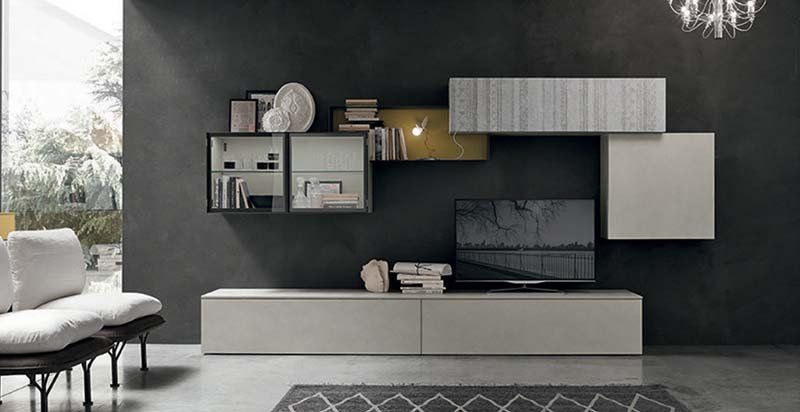 Un soggiorno con divano, televisione e scaffali.