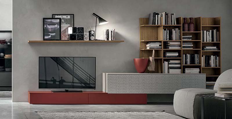 Un soggiorno con una TV a schermo piatto su un supporto rosso