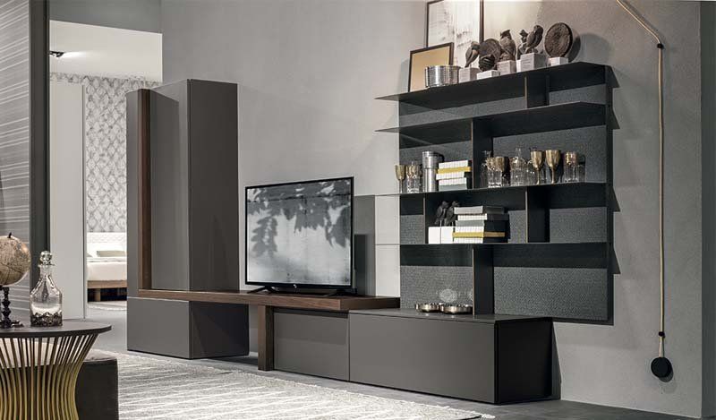 Un soggiorno con una TV a schermo piatto su uno scaffale.