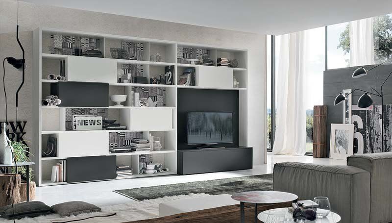 Un soggiorno con un divano e una televisione sulla parete.