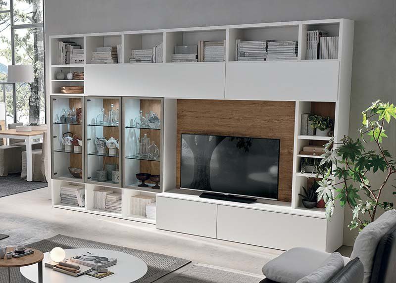 Un soggiorno con un grande centro di intrattenimento e una TV a schermo piatto.