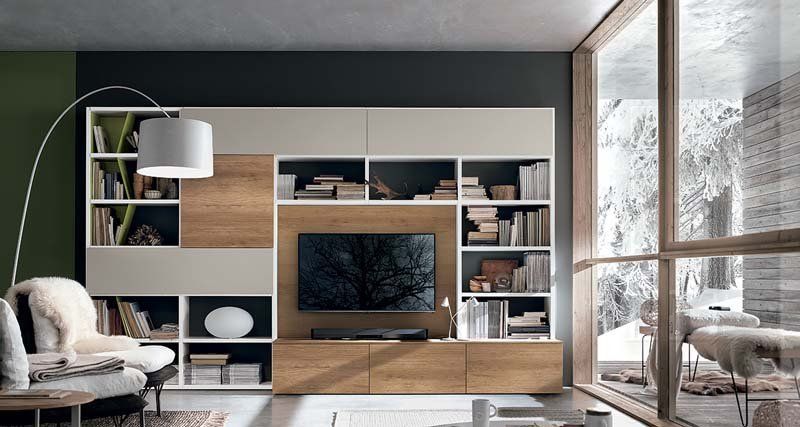 Un soggiorno con una grande TV a schermo piatto sul muro