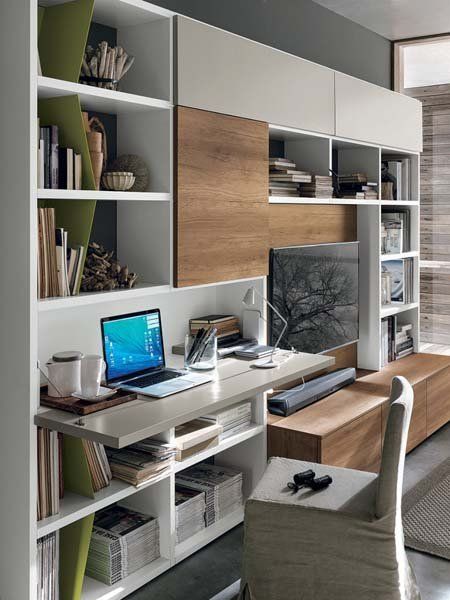 Un soggiorno con una scrivania e un computer portatile sopra