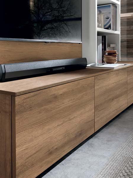 Un centro di intrattenimento in legno con una TV sopra