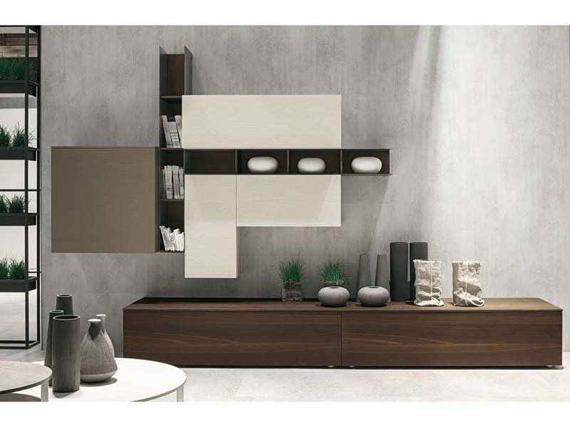 Un soggiorno con un mobile porta TV in legno e una parete in cemento.