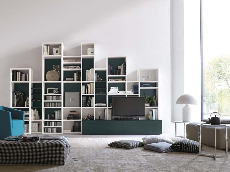 Un soggiorno con molti scaffali e una televisione