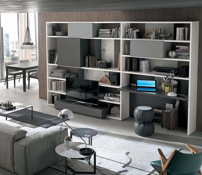 Un soggiorno con divano, tavolo, sedie e scaffali.