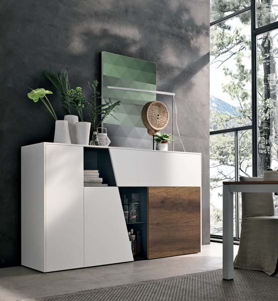 Una sala da pranzo con una cassettiera bianca e un tavolo