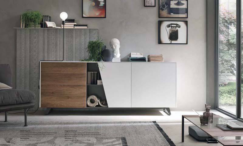 Un soggiorno con un divano, un tavolo e una cassettiera.