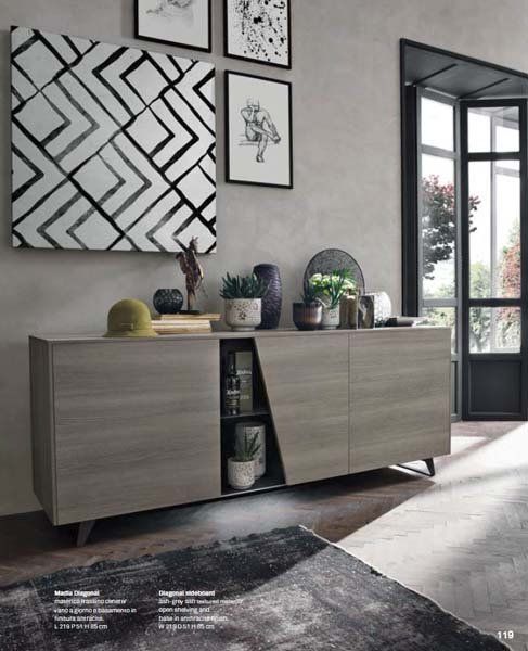 Un soggiorno con una cassettiera e un quadro sul muro