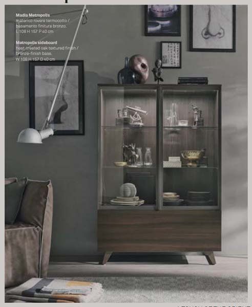 Un soggiorno con un divano e una vetrina