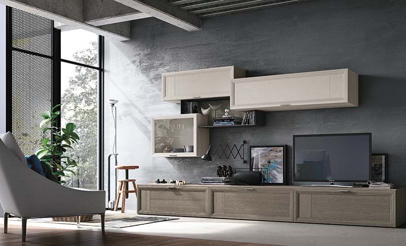 Un soggiorno con una sedia, una televisione e una grande finestra.