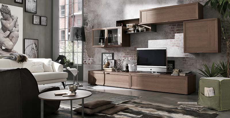 Un soggiorno con divano, tavolo e televisione.