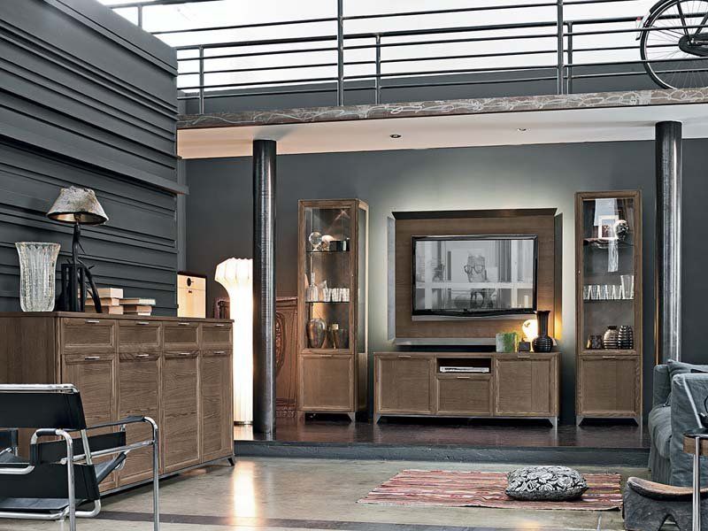 Un soggiorno con una grande TV a schermo piatto sul muro