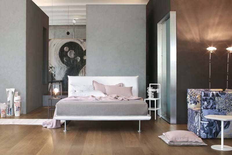 Una camera da letto con un letto grande e un divano