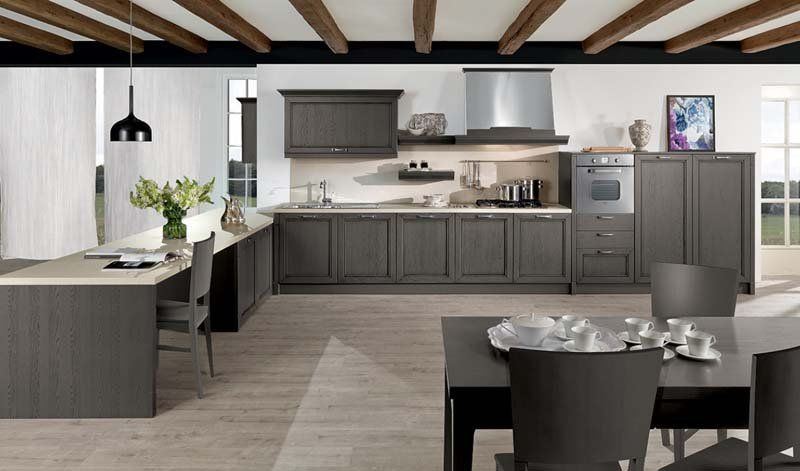 Una cucina con un tavolo e delle sedie