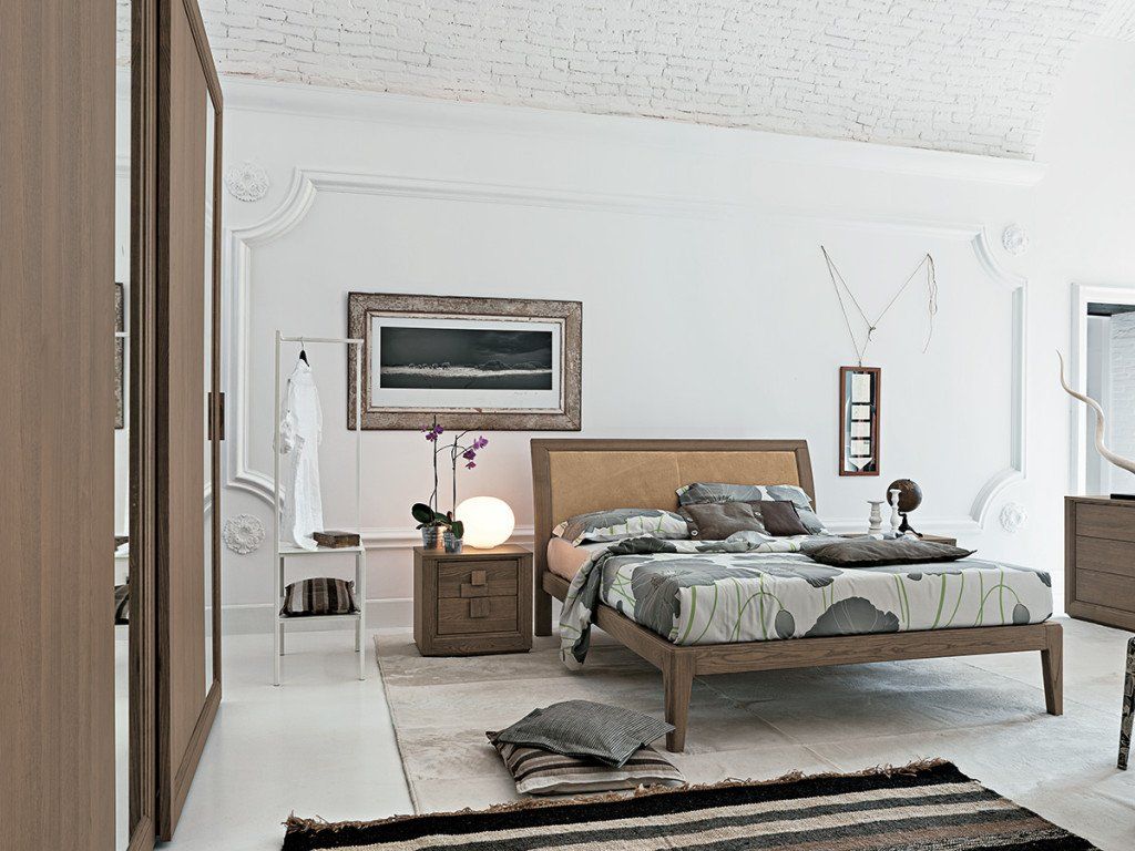 Una camera da letto con un letto grande e un tappeto