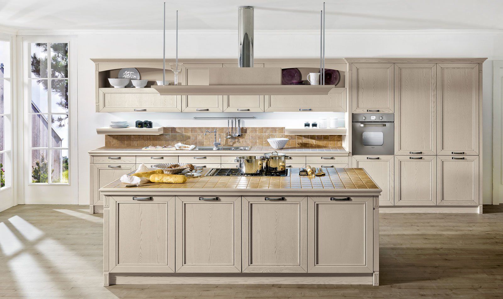 Una cucina con mobili bianchi e una grande isola al centro