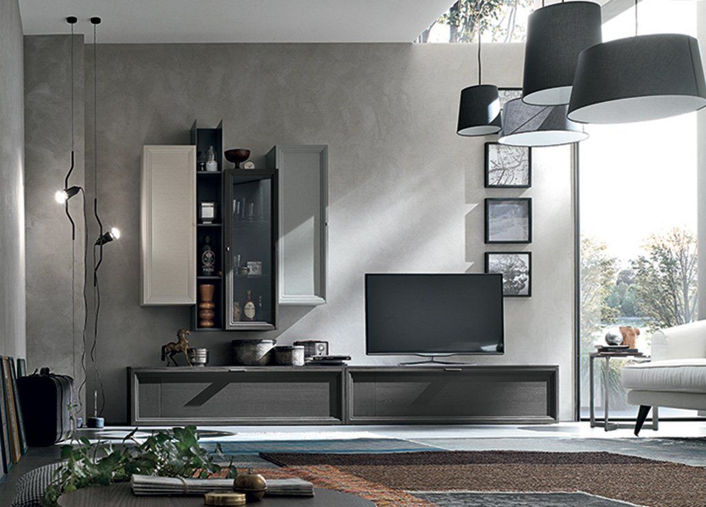 Un soggiorno con una TV a schermo piatto su un supporto