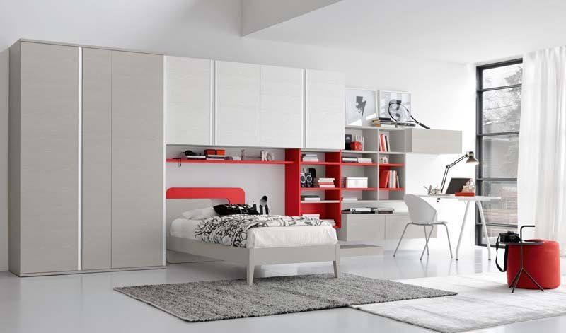 Una camera da letto con un letto singolo e una scrivania