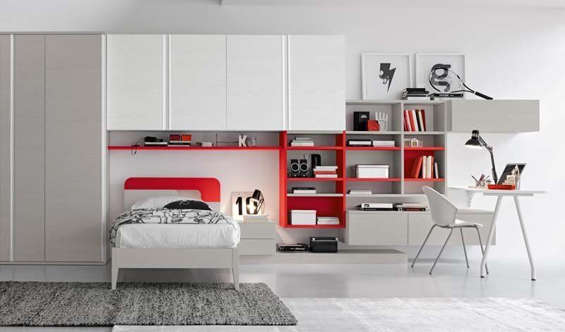 Una camera da letto con un letto e una scrivania con il numero 19 sul muro