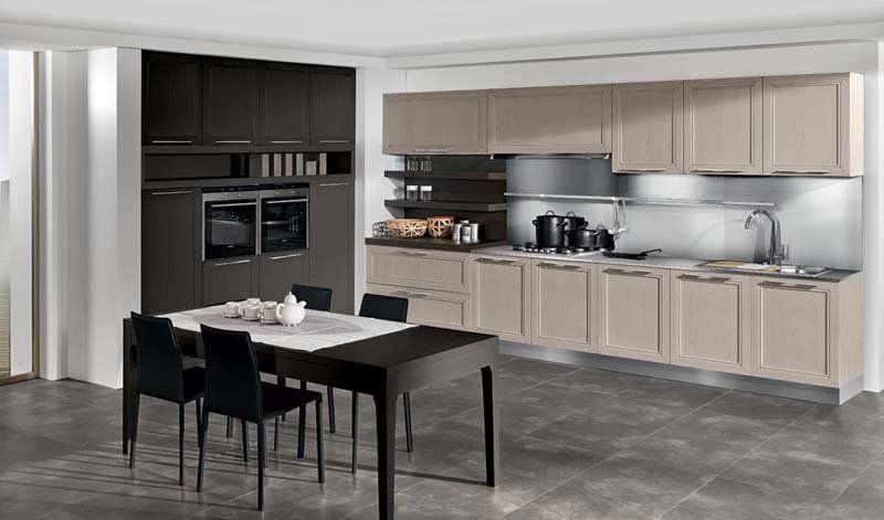 Una cucina con un tavolo e delle sedie