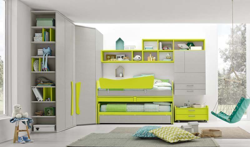 Una camera con un letto a castello e un'altalena