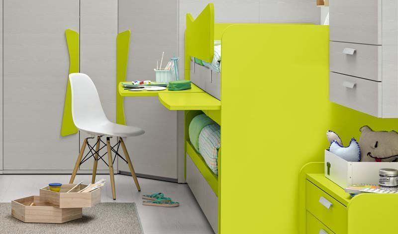 Una camera per bambini con un letto a castello e una scrivania.