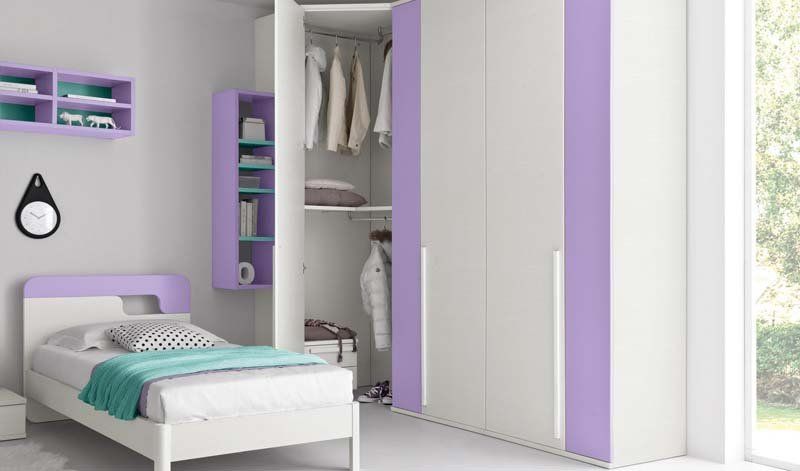 Una camera da letto con un letto e un armadio con ante viola.